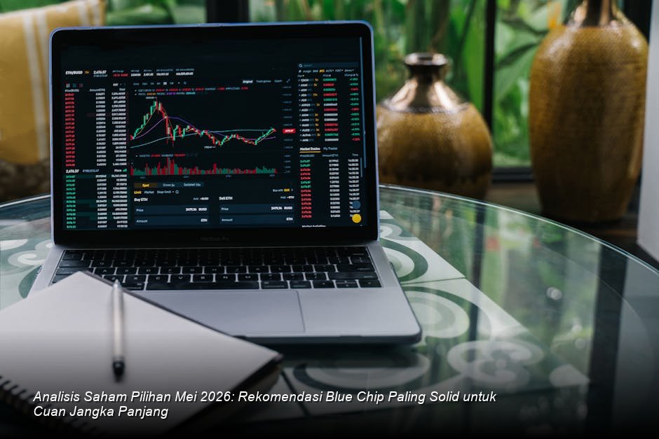 Visualisasi chart candle-stick berwarna hijau yang menunjukkan tren kenaikan stabil di atas garis moving average dalam suasana bursa saham yang modern dan berteknologi tinggi.