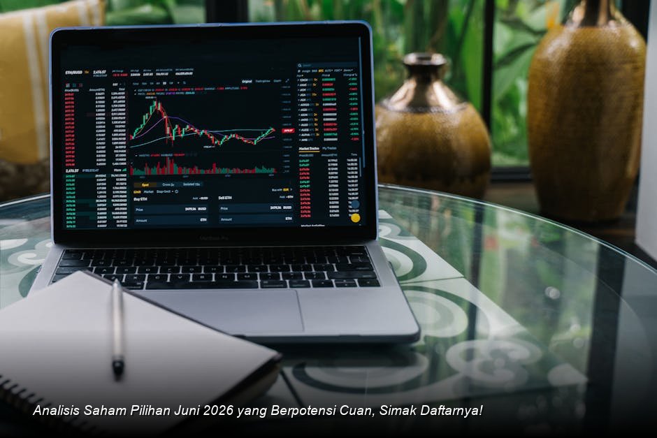 Grafik lilin (candlestick) berwarna hijau yang menunjukkan tren kenaikan harga saham di layar monitor bursa saham modern.