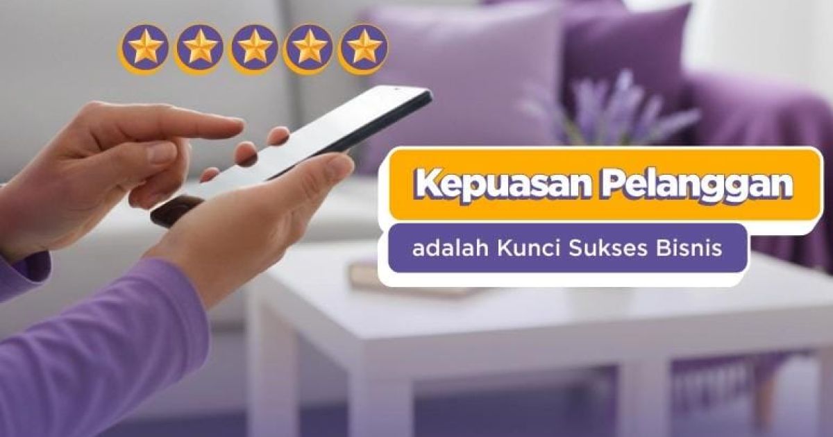 Seorang pedagang pasar tradisional sedang menunjukkan kode QRIS kepada pembeli untuk melakukan pembayaran nontunai melalui ponsel.